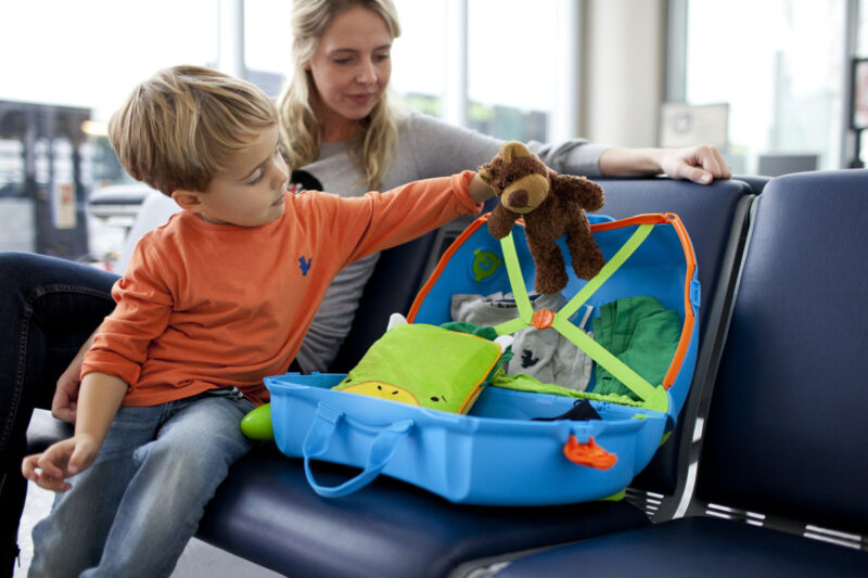 glowne-jezdzaca-walizeczka-trunki