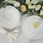 Talerze obiadowe porcelanowe na stole