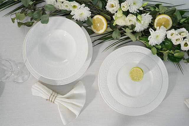 Talerze obiadowe porcelanowe na stole